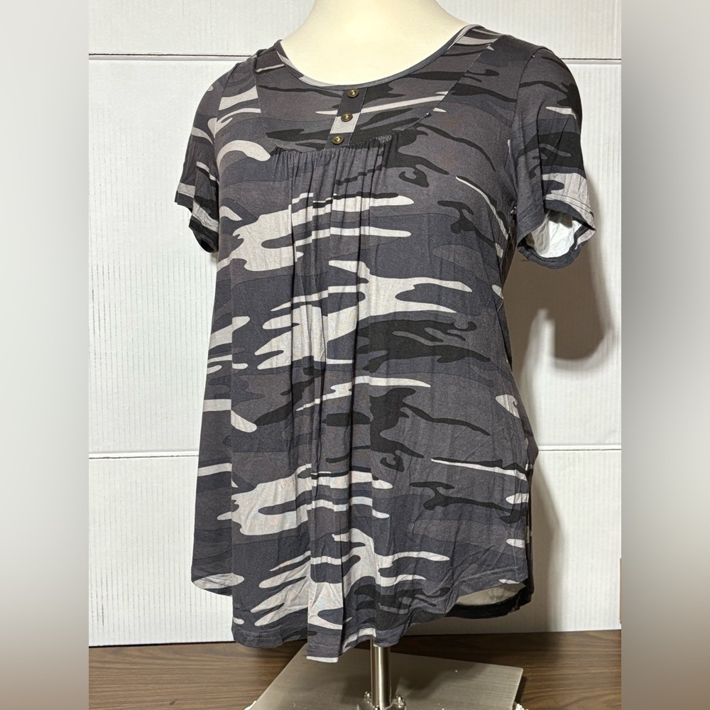 Popyoung Women’s 2XL camo short sleeve casual summer tunic. 33” L 22” p2p